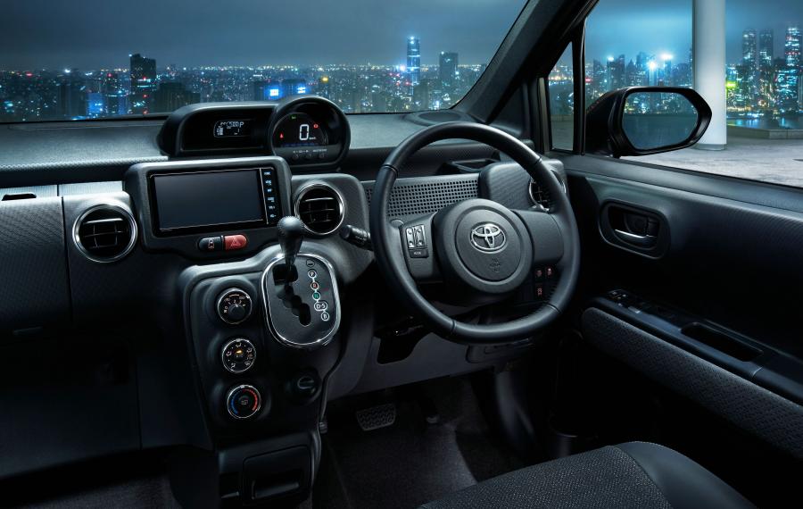 Торпедо Toyota Spade F Noble Collection 2018 года  (фото 2 из 4)